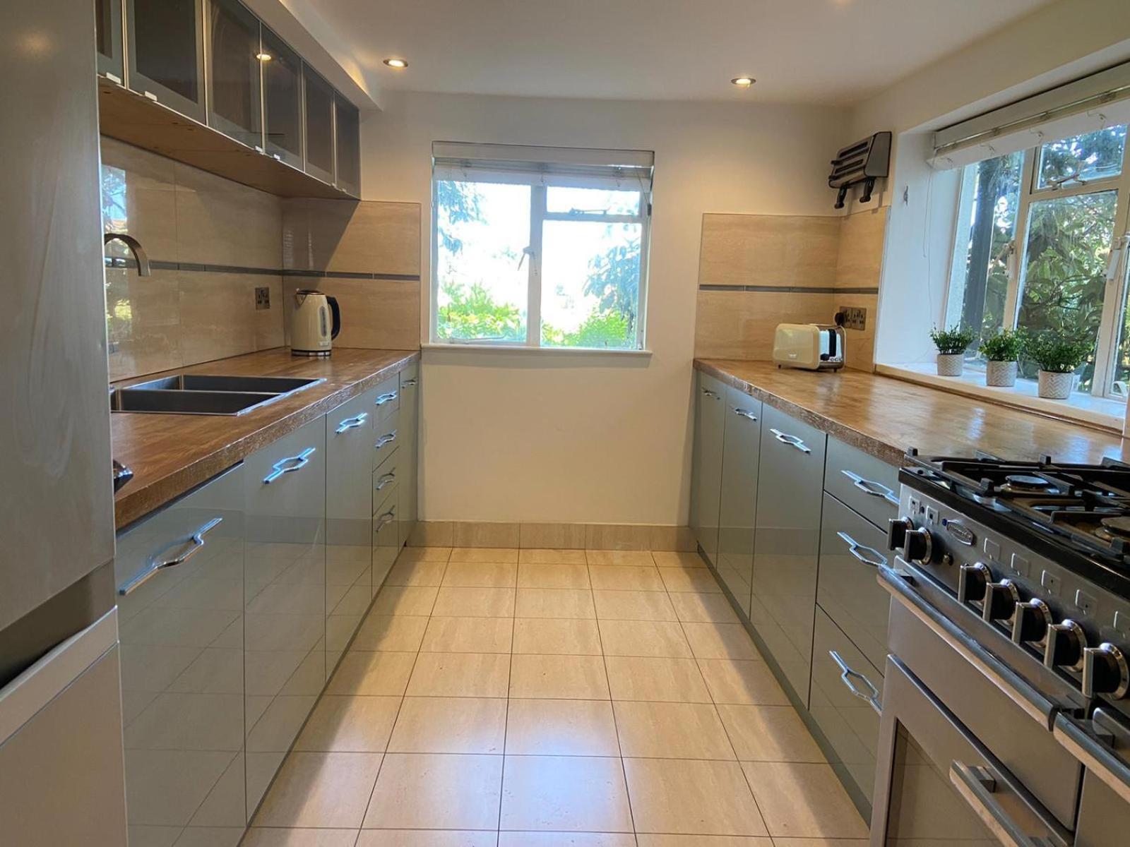فيلا Warwick House - Stunning House With Terrace And Sea Views, Sleeps 11 رذينج الغرفة الصورة